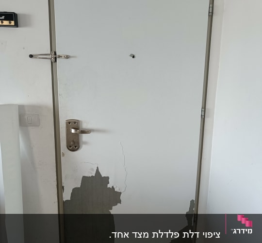 דלת עם ציפוי מתקלף בחלק התחתון